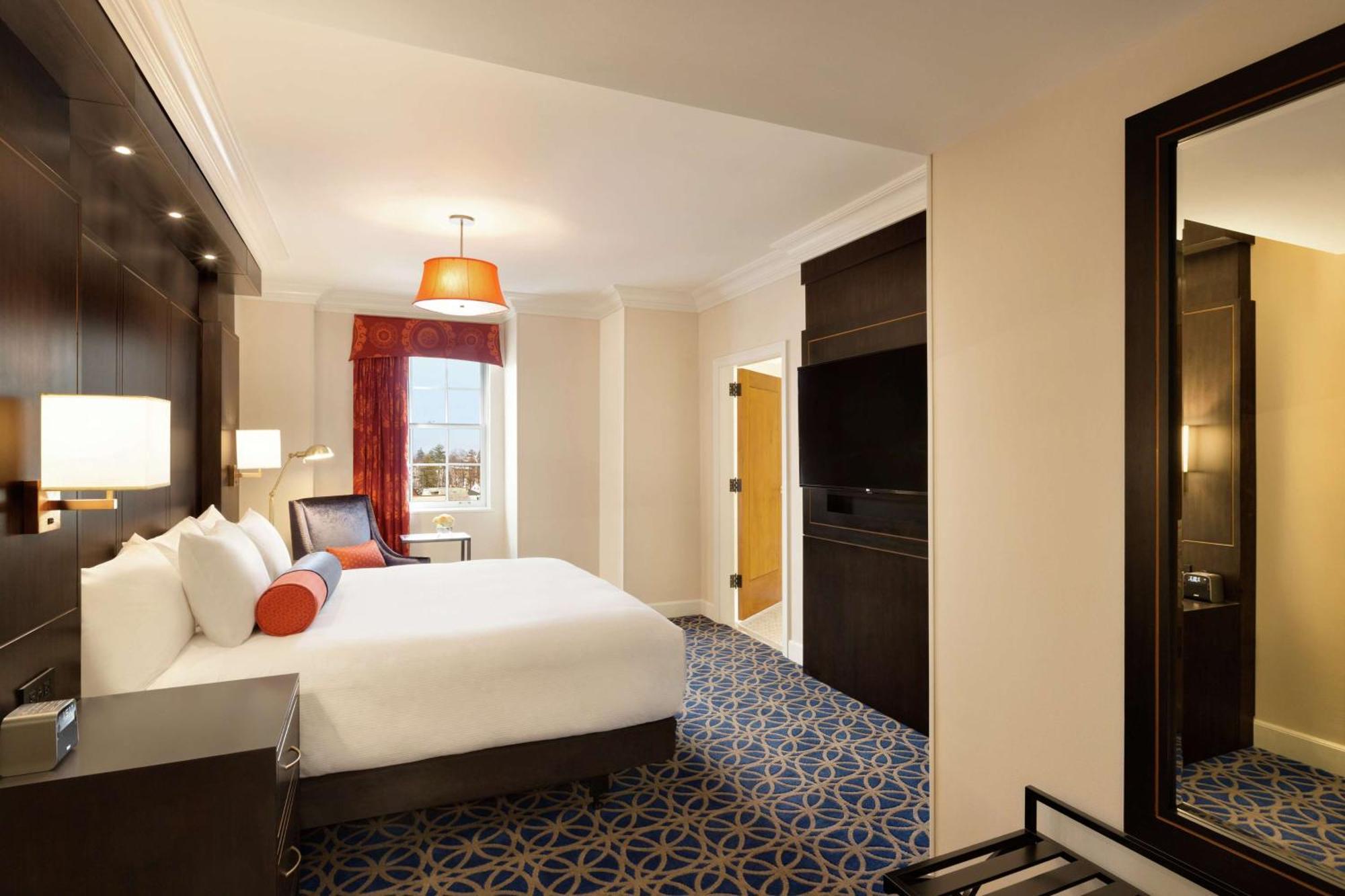 Saranac, Curio Collection By Hilton Hotel 4*